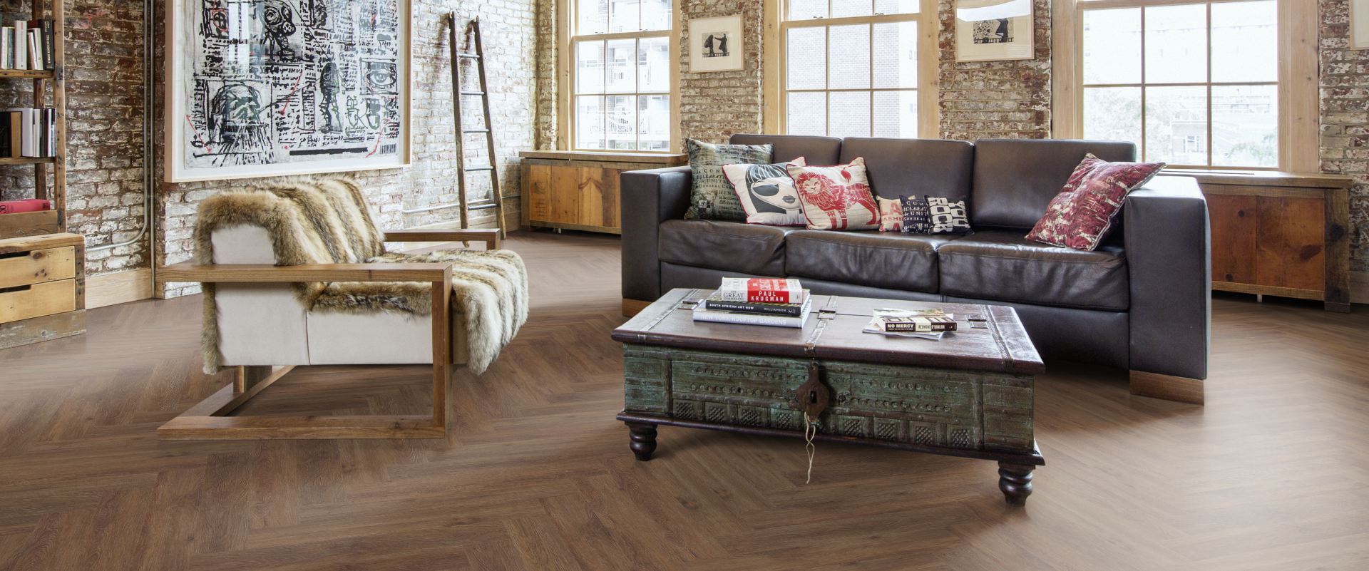 Кварцвиниловый SPC ламинат Kahrs Luxury Tiles Herringbone 5 mm Belluno CHW 120 венгерская елка 720×120×5 фото в интерьере