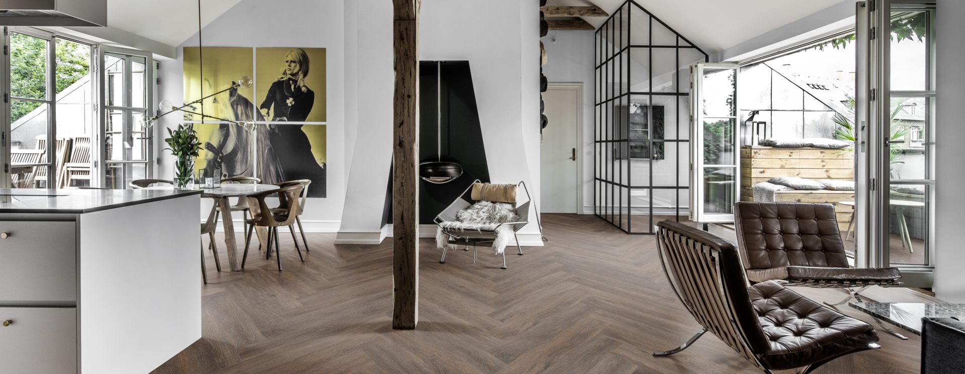 Кварцвиниловый SPC ламинат Kahrs Luxury Tiles Herringbone 5 mm Saxon CHW 120 венгерская елка 720×120×5 фото в интерьере