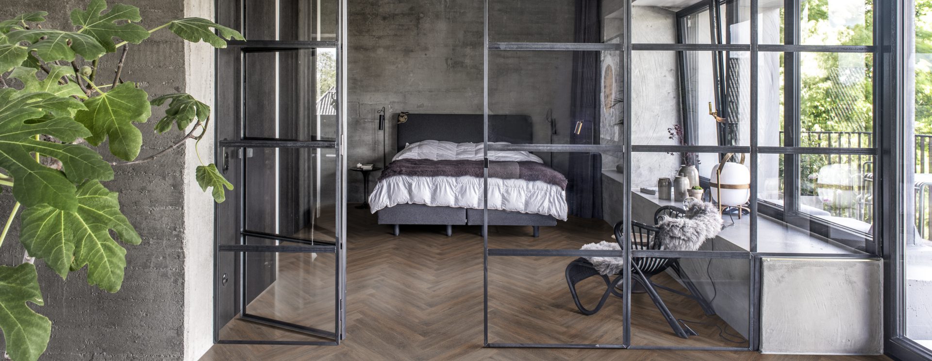 Кварцвиниловый SPC ламинат Kahrs Luxury Tiles Herringbone 5 mm Saxon CHW 120 венгерская елка 720×120×5 фото в интерьере