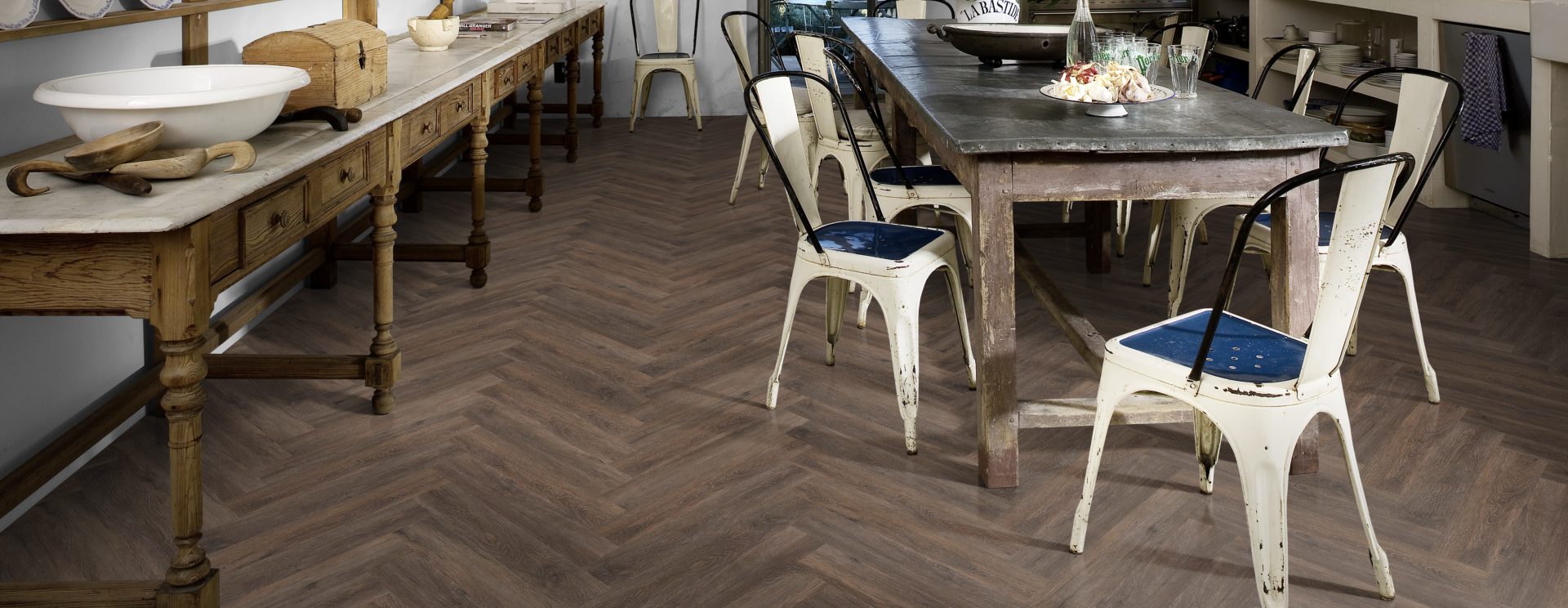 Кварцвиниловый SPC ламинат Kahrs Luxury Tiles Herringbone 5 mm Saxon CHW 120 венгерская елка 720×120×5 фото в интерьере