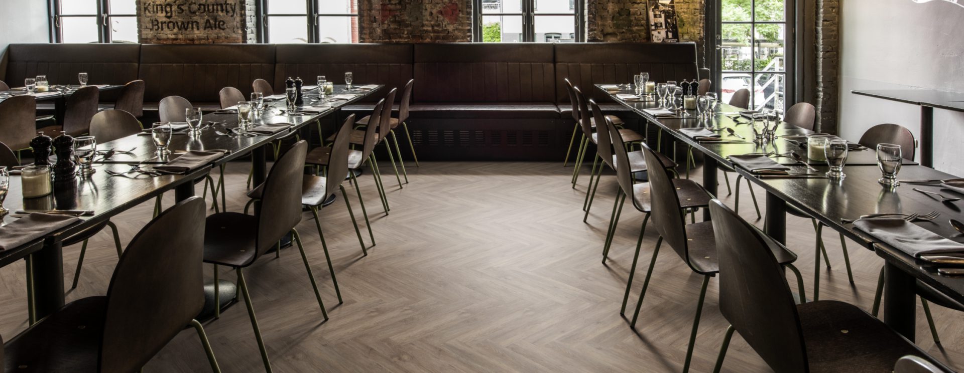 Кварцвиниловый SPC ламинат Kahrs Luxury Tiles Herringbone 5 mm Sarek CHW 120 венгерская елка 720×120×5 фото в интерьере