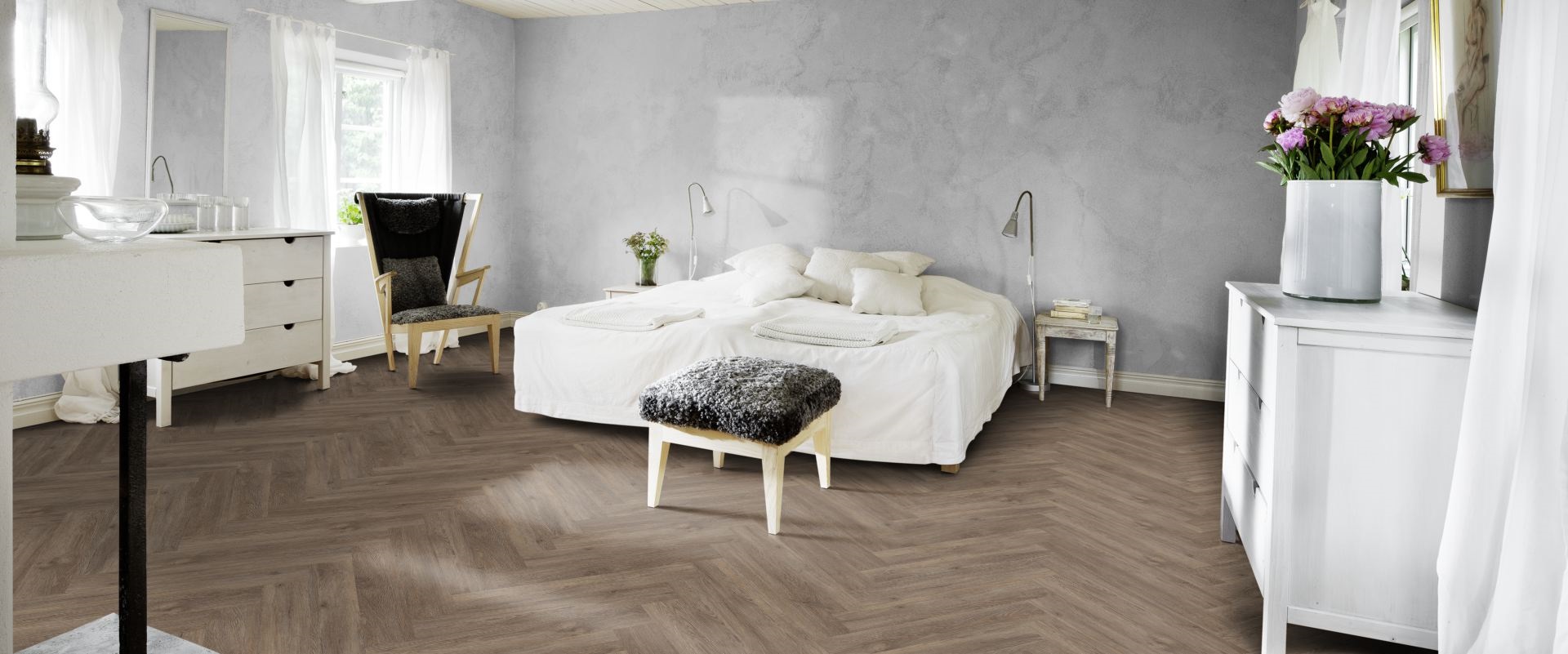 Кварцвиниловый SPC ламинат Kahrs Luxury Tiles Herringbone 5 mm Sarek CHW 120 венгерская елка 720×120×5 фото в интерьере