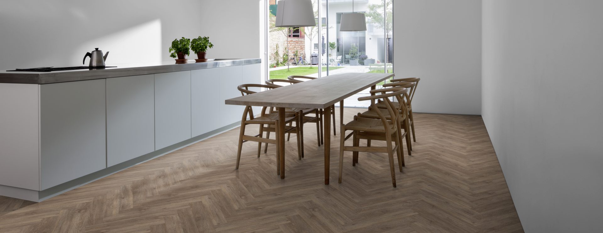 Кварцвиниловый SPC ламинат Kahrs Luxury Tiles Herringbone 5 mm Sarek CHW 120 венгерская елка 720×120×5 фото в интерьере