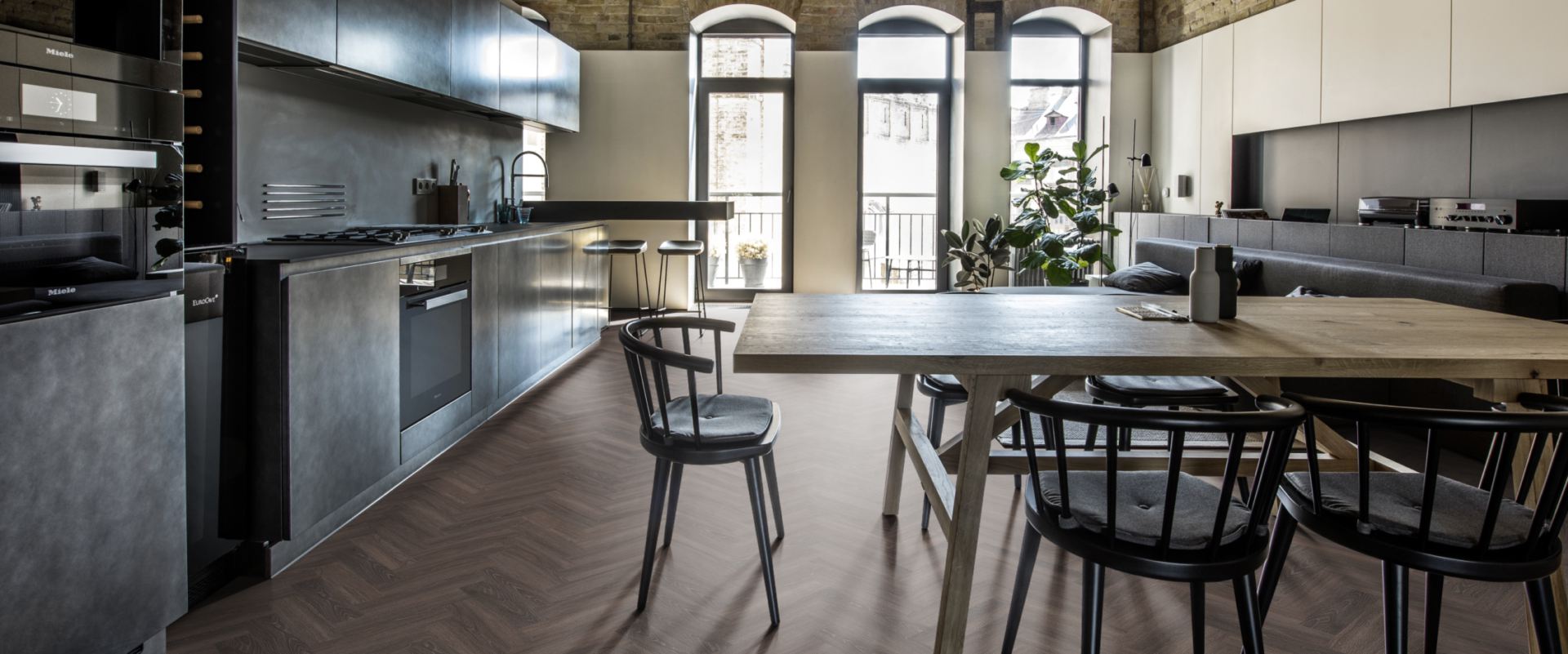 Кварцвиниловый SPC ламинат Kahrs Luxury Tiles Herringbone 5 mm Tongass CHW 120 венгерская елка 720×120×5 фото в интерьере