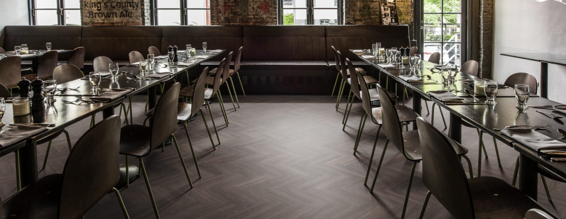 Кварцвиниловый SPC ламинат Kahrs Luxury Tiles Herringbone 5 mm Tongass CHW 120 венгерская елка 720×120×5 фото в интерьере