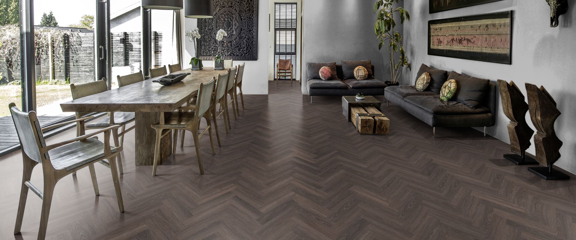 Кварцвиниловый SPC ламинат Kahrs Luxury Tiles Herringbone 5 mm Tongass CHW 120 венгерская елка 720×120×5 фото в интерьере