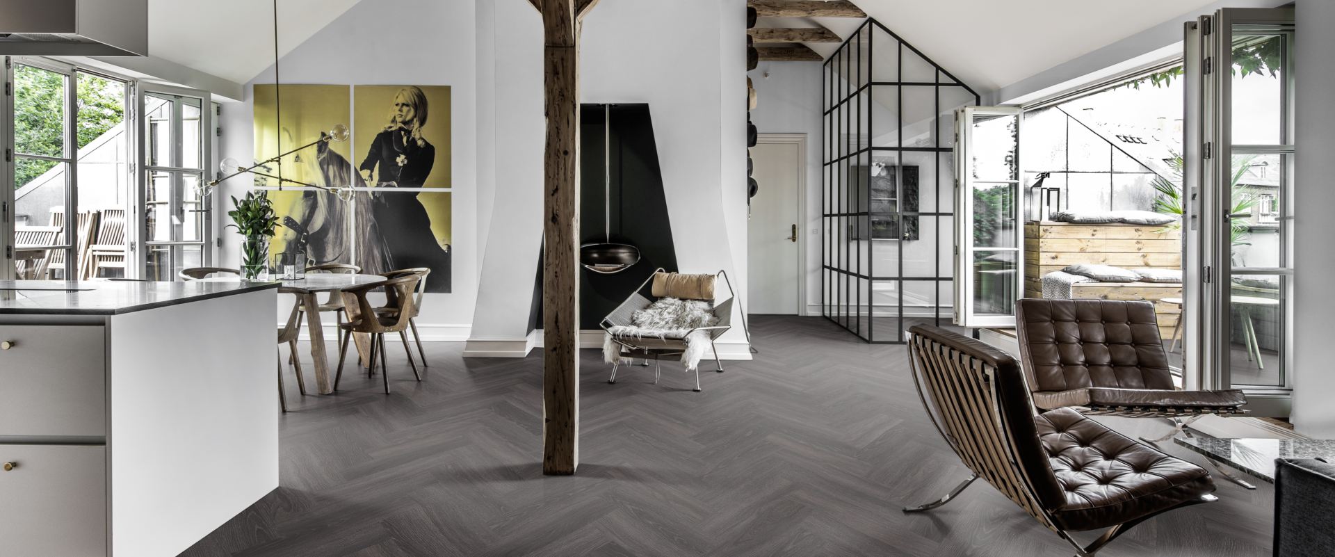 Кварцвиниловый SPC ламинат Kahrs Luxury Tiles Herringbone 5 mm Calder CHW 120 венгерская елка 720×120×5 фото в интерьере