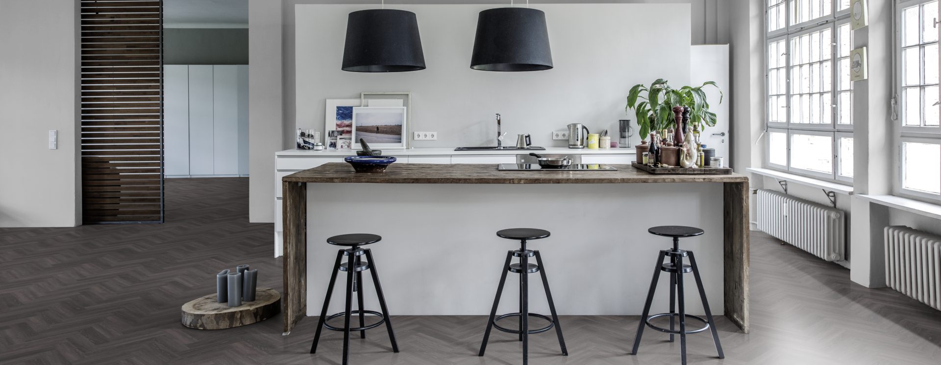 Кварцвиниловый SPC ламинат Kahrs Luxury Tiles Herringbone 5 mm Calder CHW 120 венгерская елка 720×120×5 фото в интерьере