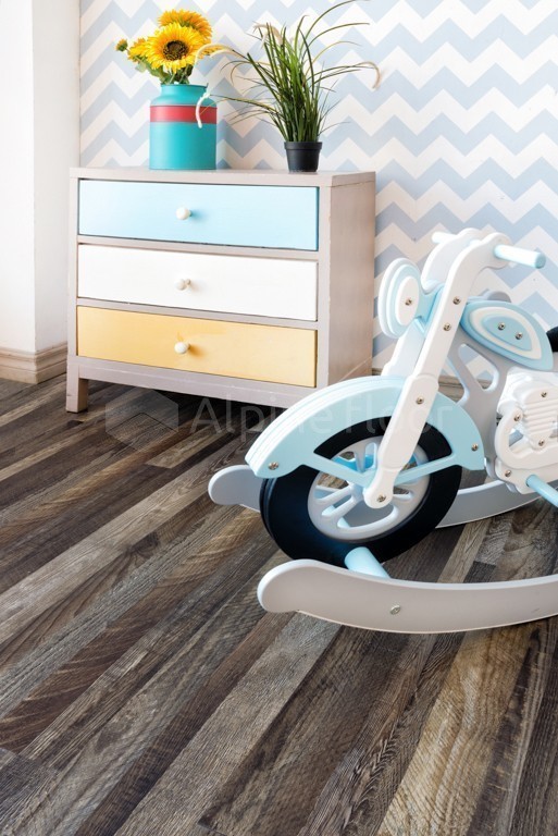 Кварцвиниловая плитка Alpine Floor клеевая Easy Line Орех Состаренный ECO 3-11 1219,2×184,15×3 фото в интерьере