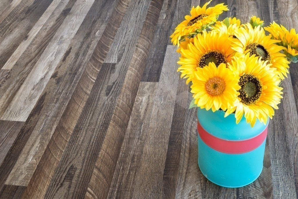 Кварцвиниловая плитка Alpine Floor клеевая Easy Line Орех Состаренный ECO 3-11 1219,2×184,15×3 фото в интерьере