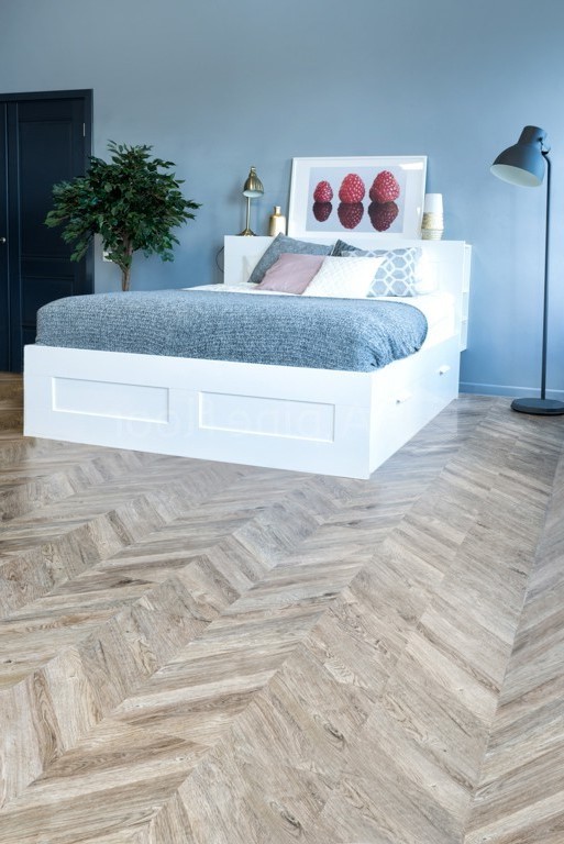 Кварцвиниловая плитка Alpine Floor клеевая Easy Line Французская Елочка ECO 3-25 1219,2×228,6×3 фото в интерьере