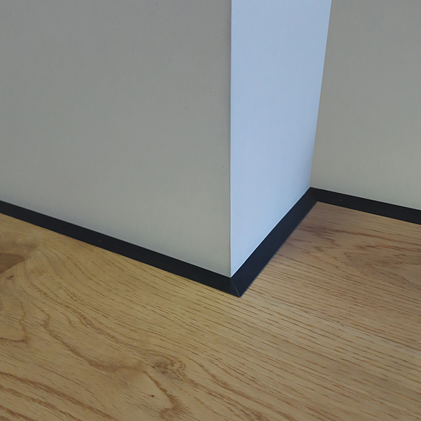 Микроплинтус алюминиевый Ликорн Лайн С-05.25.2 cеребристый 2500×6×16 фото в интерьере