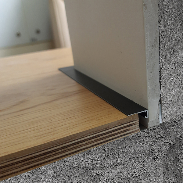 Микроплинтус алюминиевый Ликорн Лайн С-05.25.2 cеребристый 2500×6×16 фото в интерьере