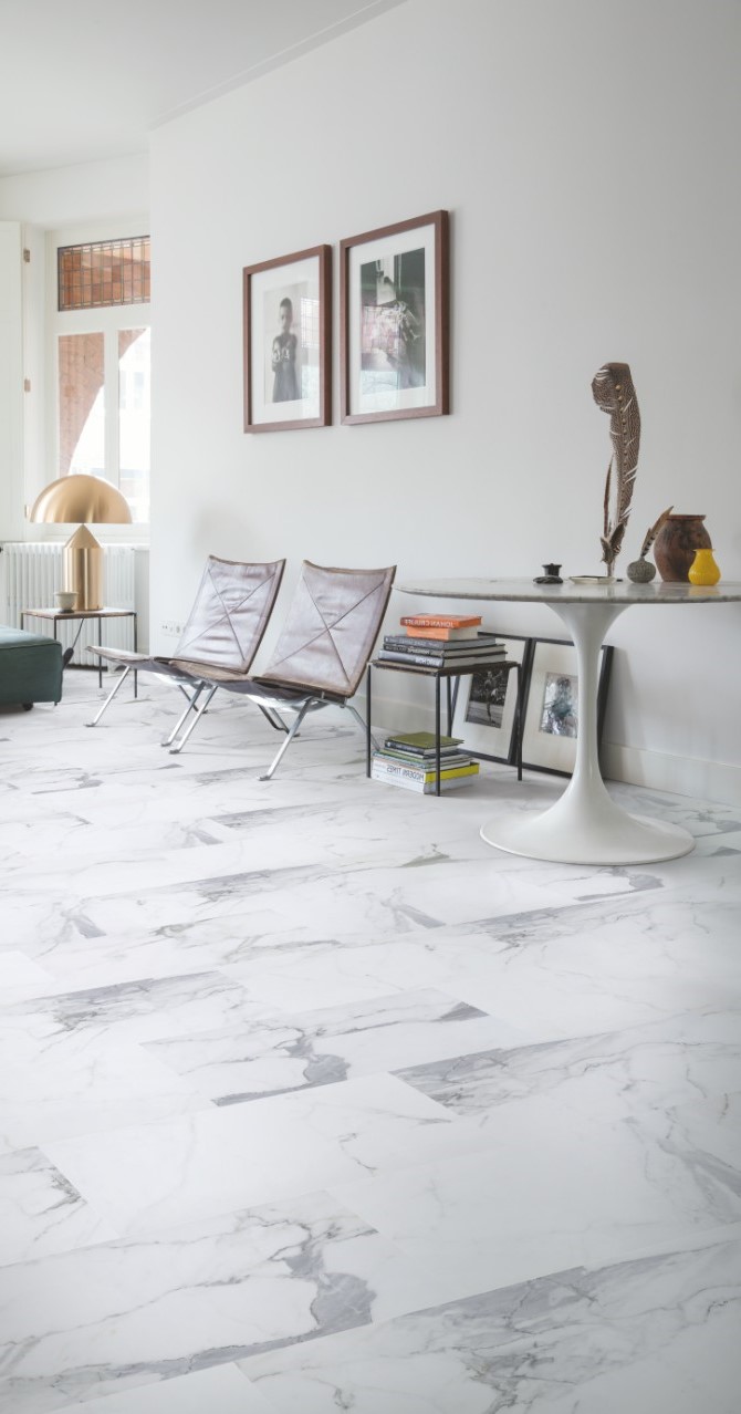 Кварцвиниловый SPC ламинат Quick Step Volcano Мрамор Белый VSPC20250 600×310×4,2 фото в интерьере