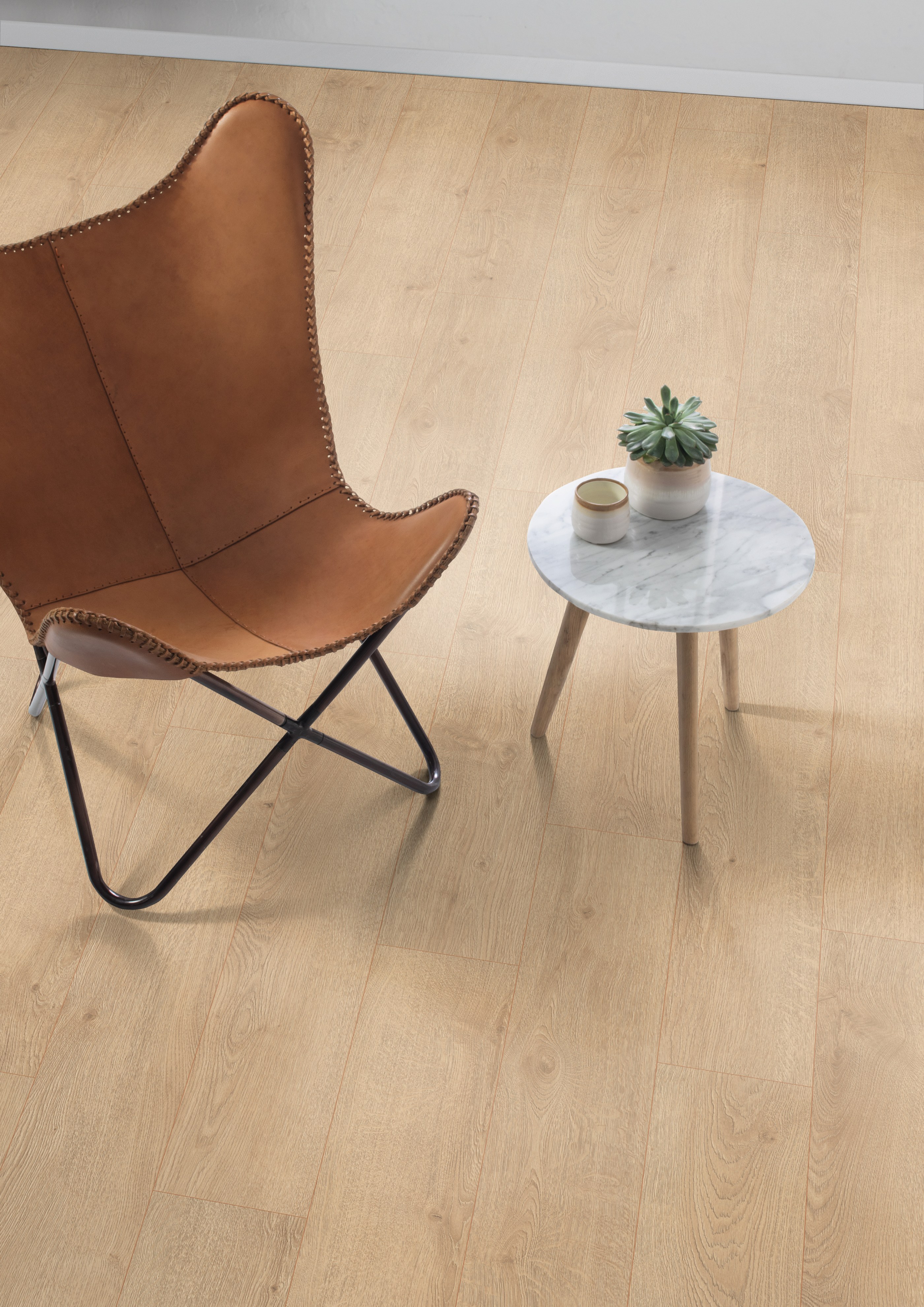 Ламинат Egger Pro Classic 8/32 Дуб Ньюбери светлый EPL046 1292×193×8 фото в интерьере