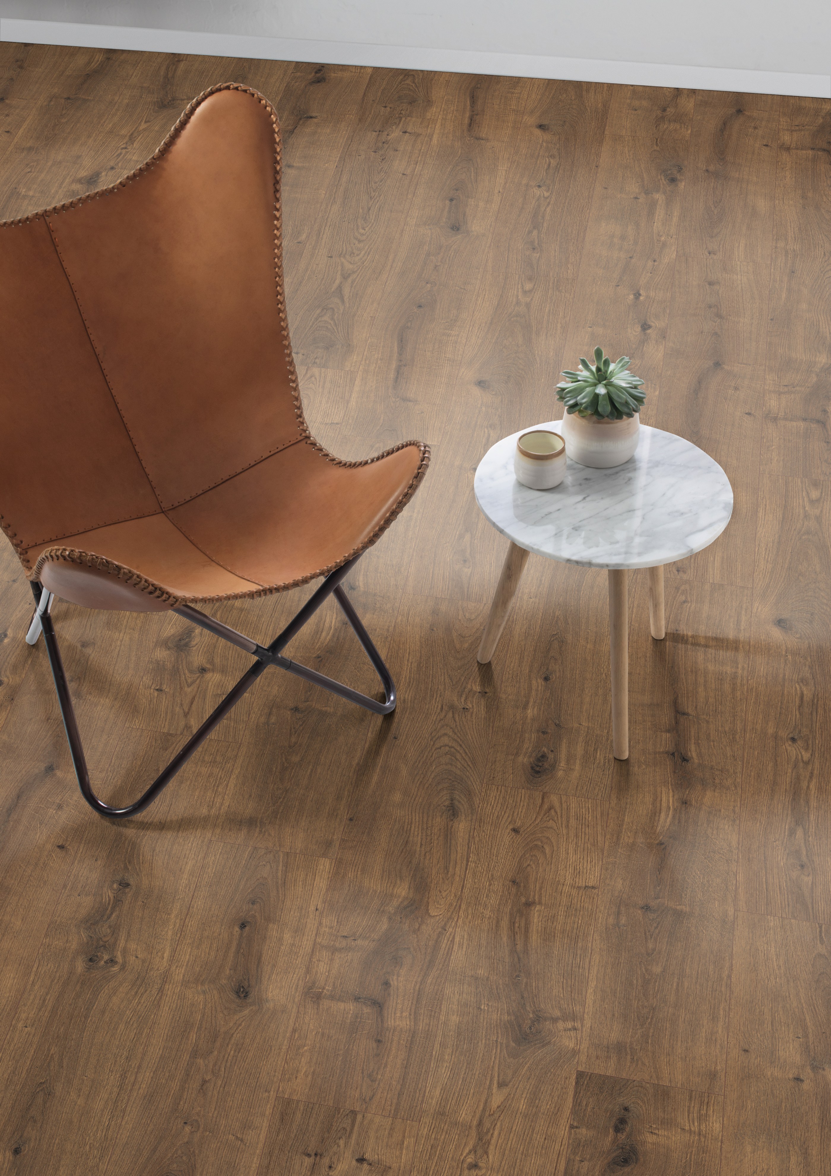 Ламинат Egger Pro Classic 8/32 Дуб Даннингтон тёмный EPL075 1292×193×8 фото в интерьере