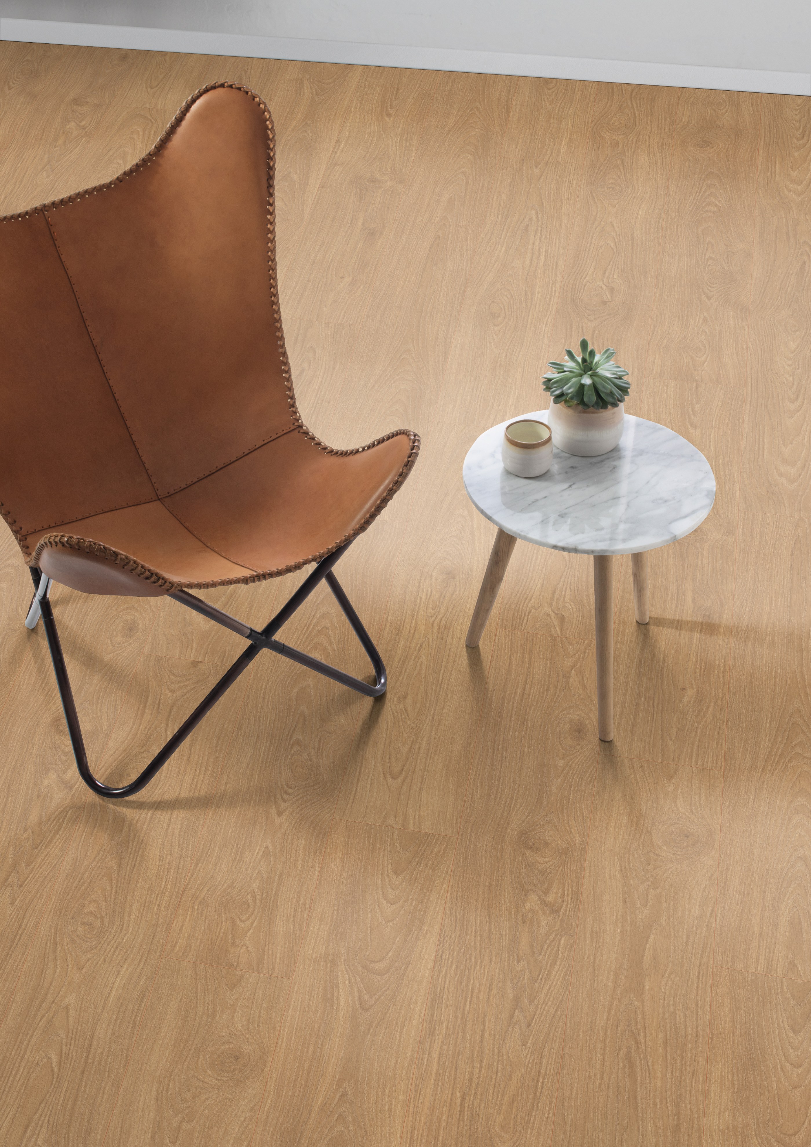 Ламинат Egger Pro Classic 8/32 Дуб Шенон медовый EPL105 1292×193×8 фото в интерьере