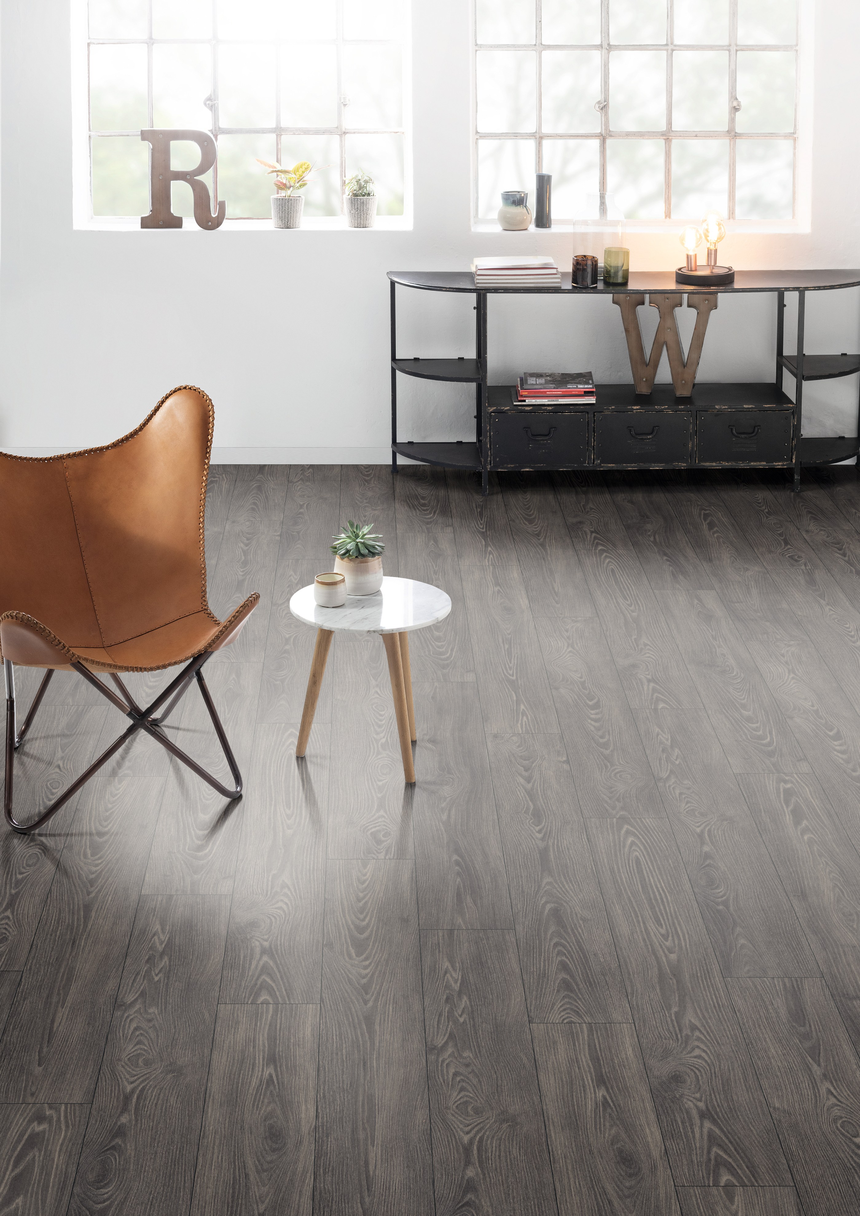 Ламинат Egger Pro Classic 8/32 Акация торфяная EPL110 1292×193×8 фото в интерьере