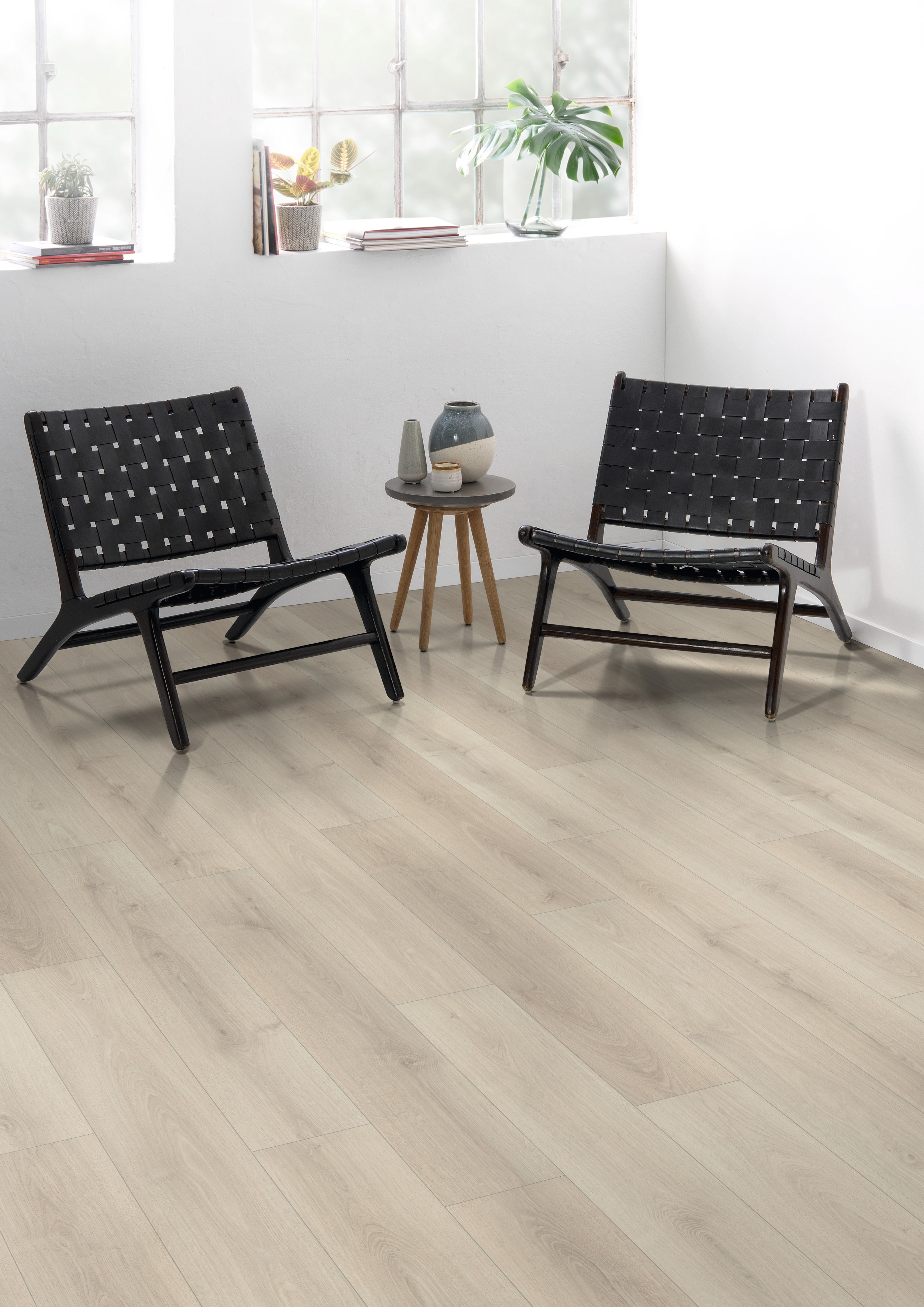 Ламинат Egger Pro Classic 8/32 Дуб Эльтон белый EPL137 1292×193×8 фото в интерьере