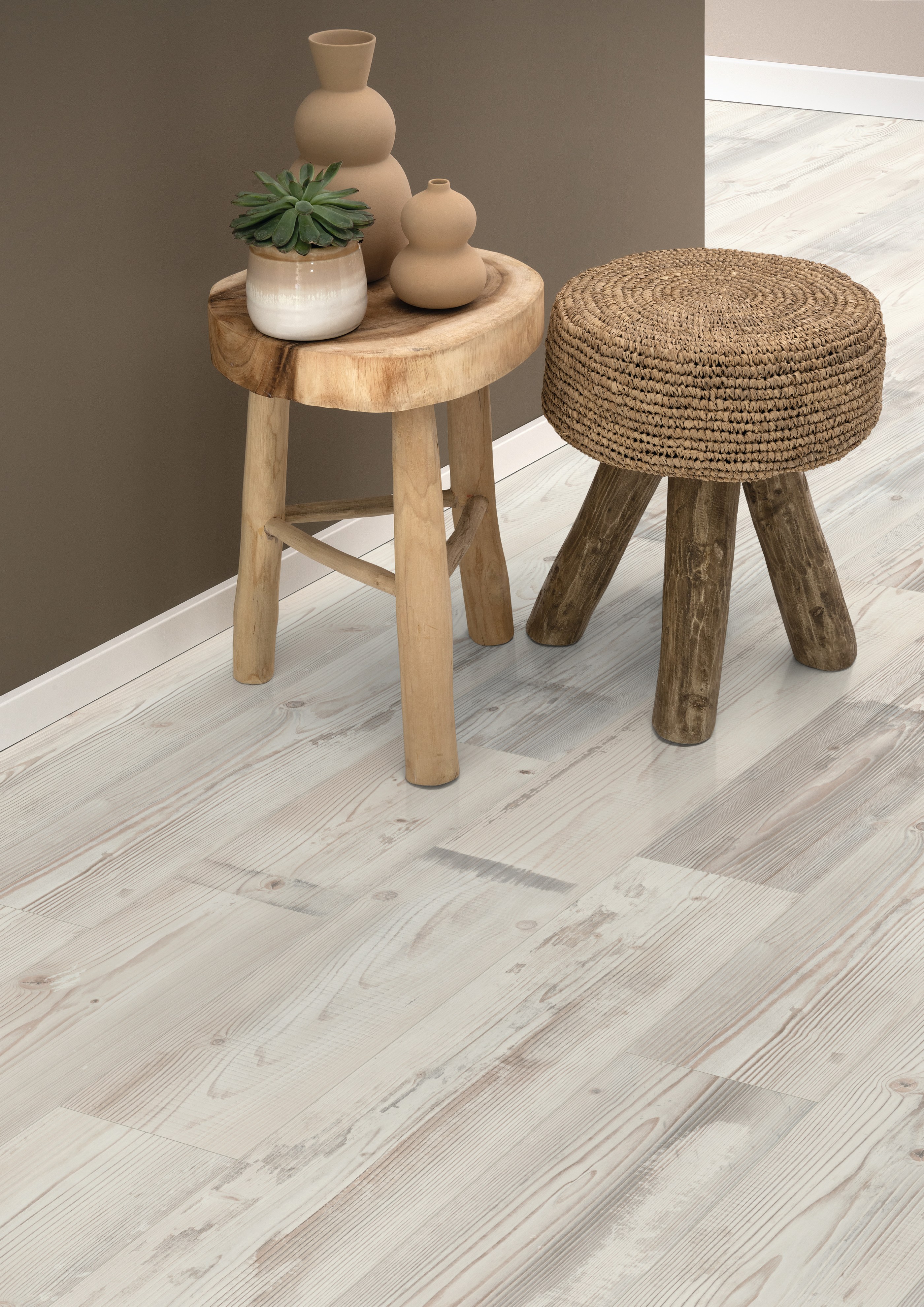 Ламинат Egger Pro Classic 8/32 Сосна Инвери винтаж EPL172 1292×193×8 фото в интерьере