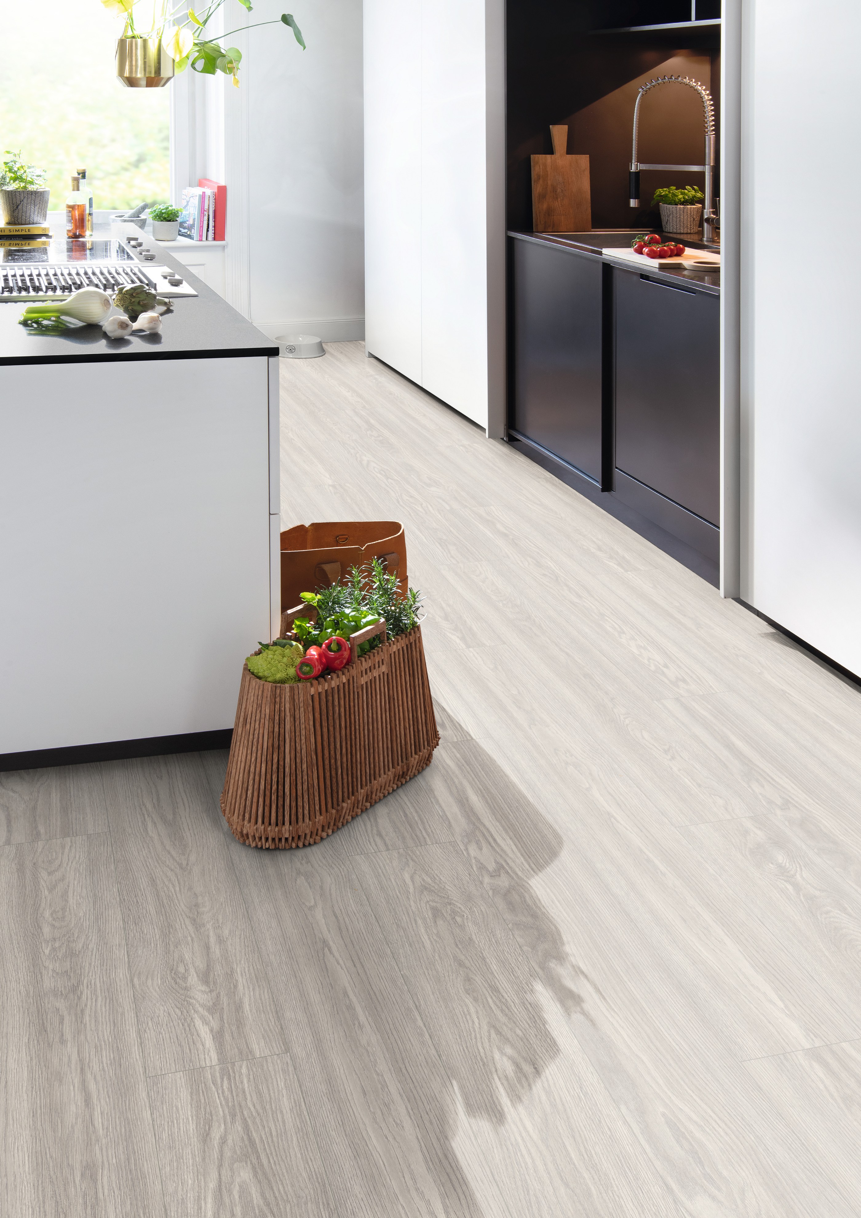 Ламинат Egger Pro Classic 8/32 Дуб Сория светло-серый EPL178 1292×193×8 фото в интерьере