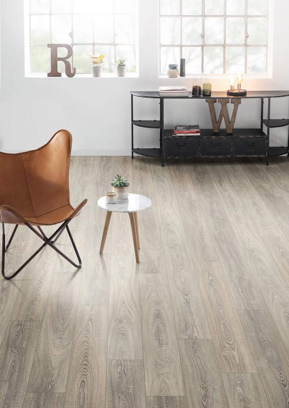 Ламинат Egger Pro Classic 8/33 Дуб Бардолино серый EPL036 1292×193×8 фото в интерьере