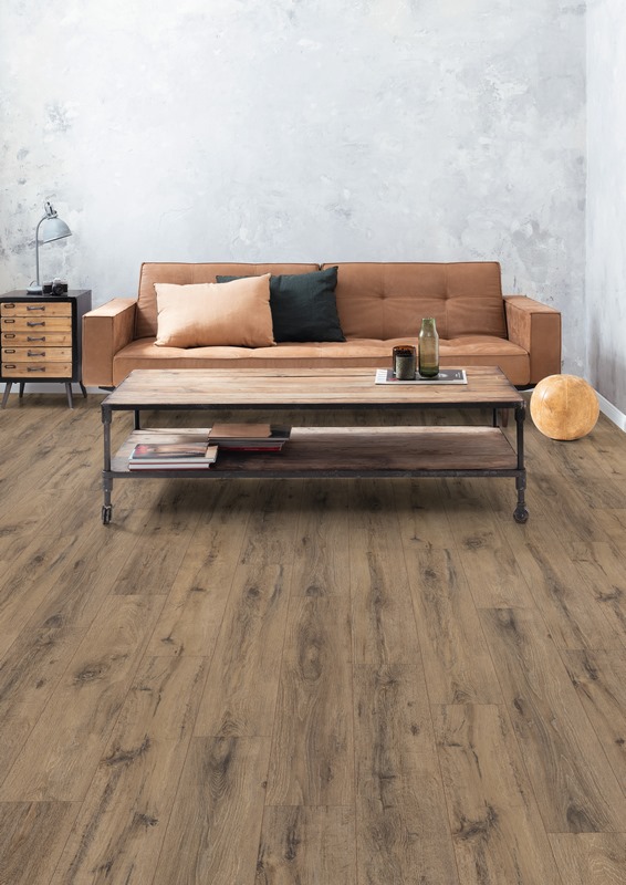 Ламинат Egger Pro Classic 10/32 Дуб паркетный тёмный EPL019 1292×193×10 фото в интерьере