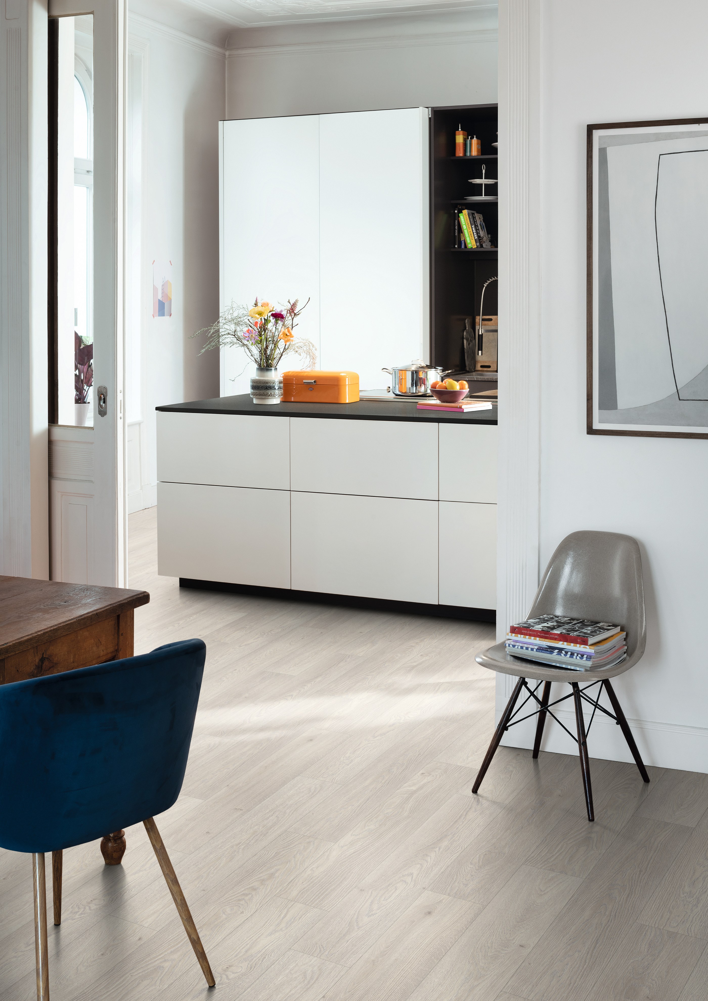 Ламинат Egger Pro Classic 12/33 Дуб Чезена белый EPL143 1292×193×12 фото в интерьере