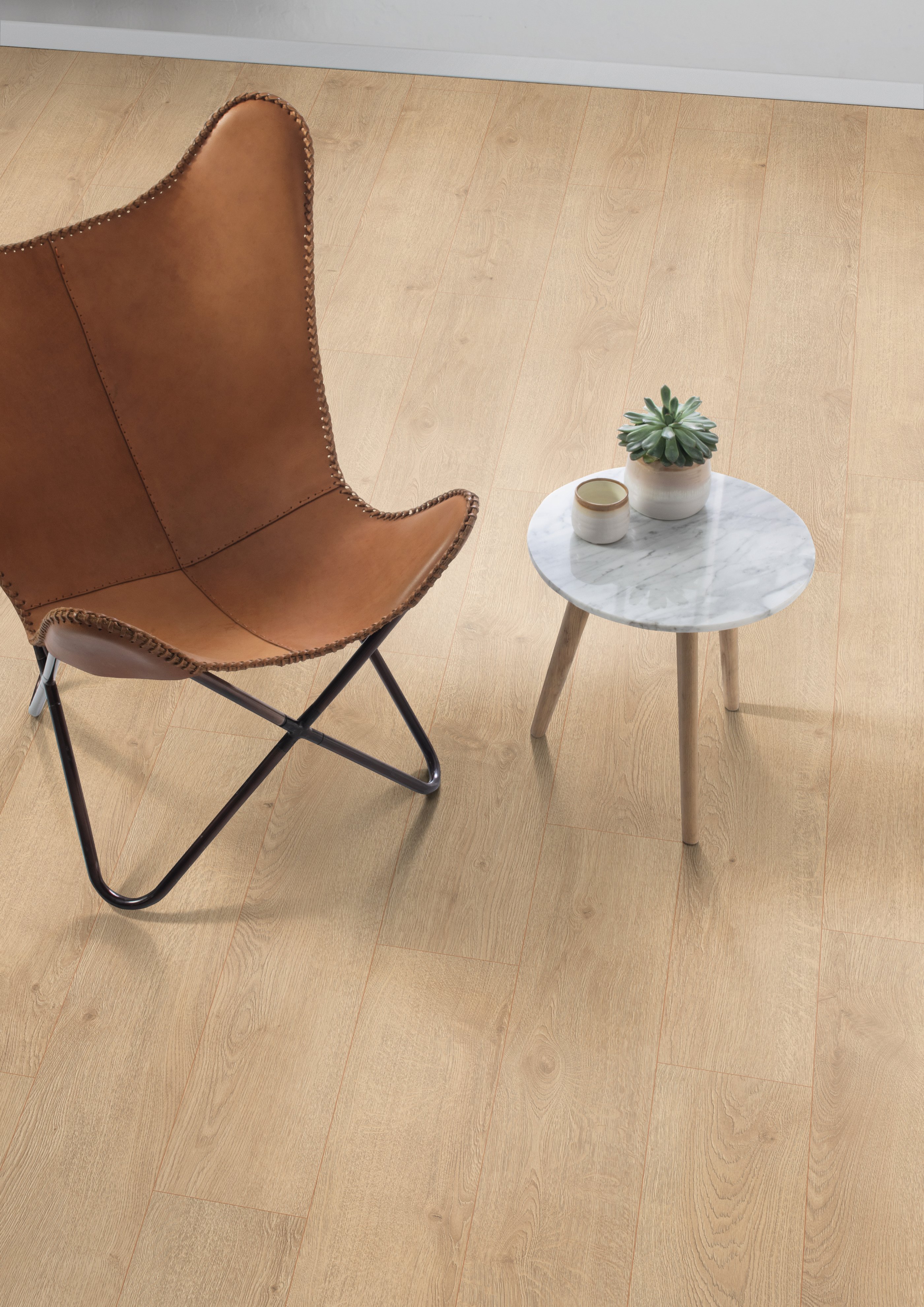 Ламинат Egger Pro Classic 12/33 Дуб Ньюбери светлый EPL046 1292×193×12 фото в интерьере