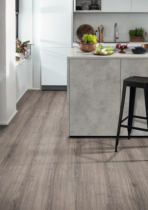 Ламинат Egger Pro Large 8/32 Дуб Шерман серый EPL185 1292×246×8 фото в интерьере