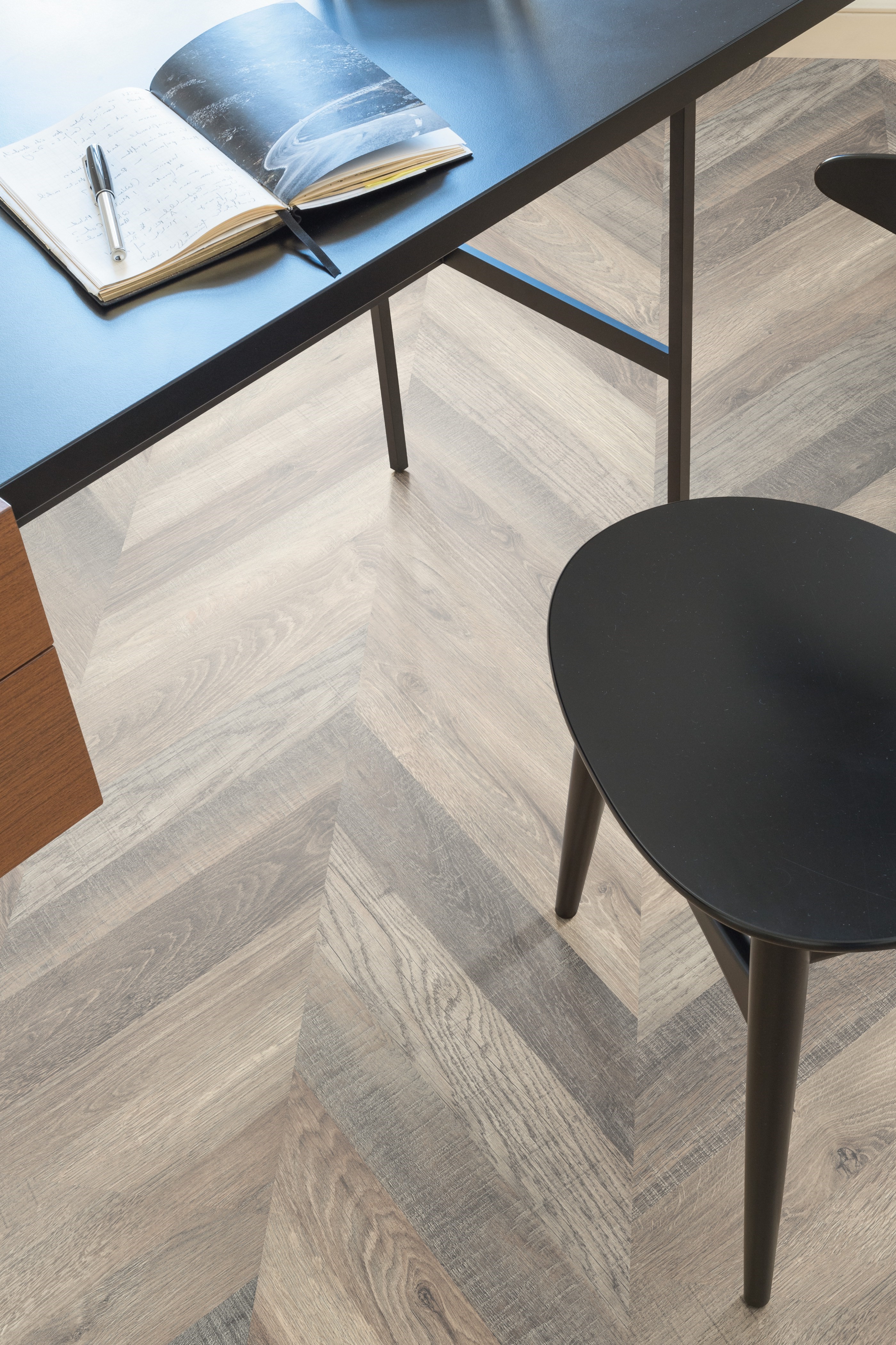 Ламинат Egger Pro KingSize 8/32 Дуб Рипон тёмный EPL013 1292×327×8 фото в интерьере