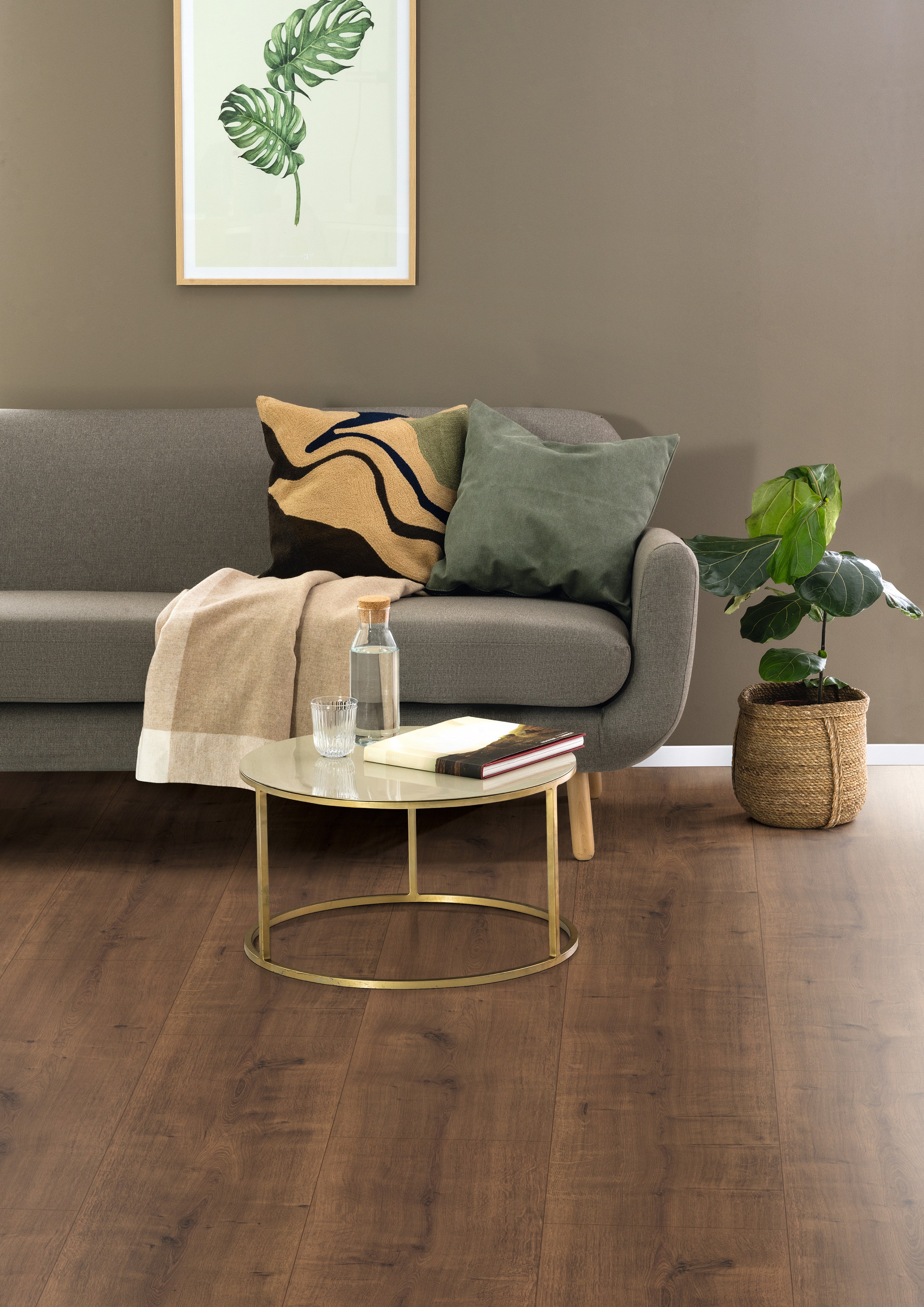 Ламинат Egger Pro KingSize 8/32 Дуб Гамильтон тёмный EPL104 1292×327×8 фото в интерьере