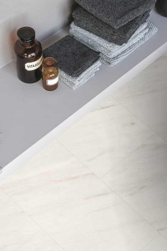 Ламинат Egger Pro KingSize 8/32 Aqua+ Мрамор Леванто светлый EPL005 1292×327×8 фото в интерьере