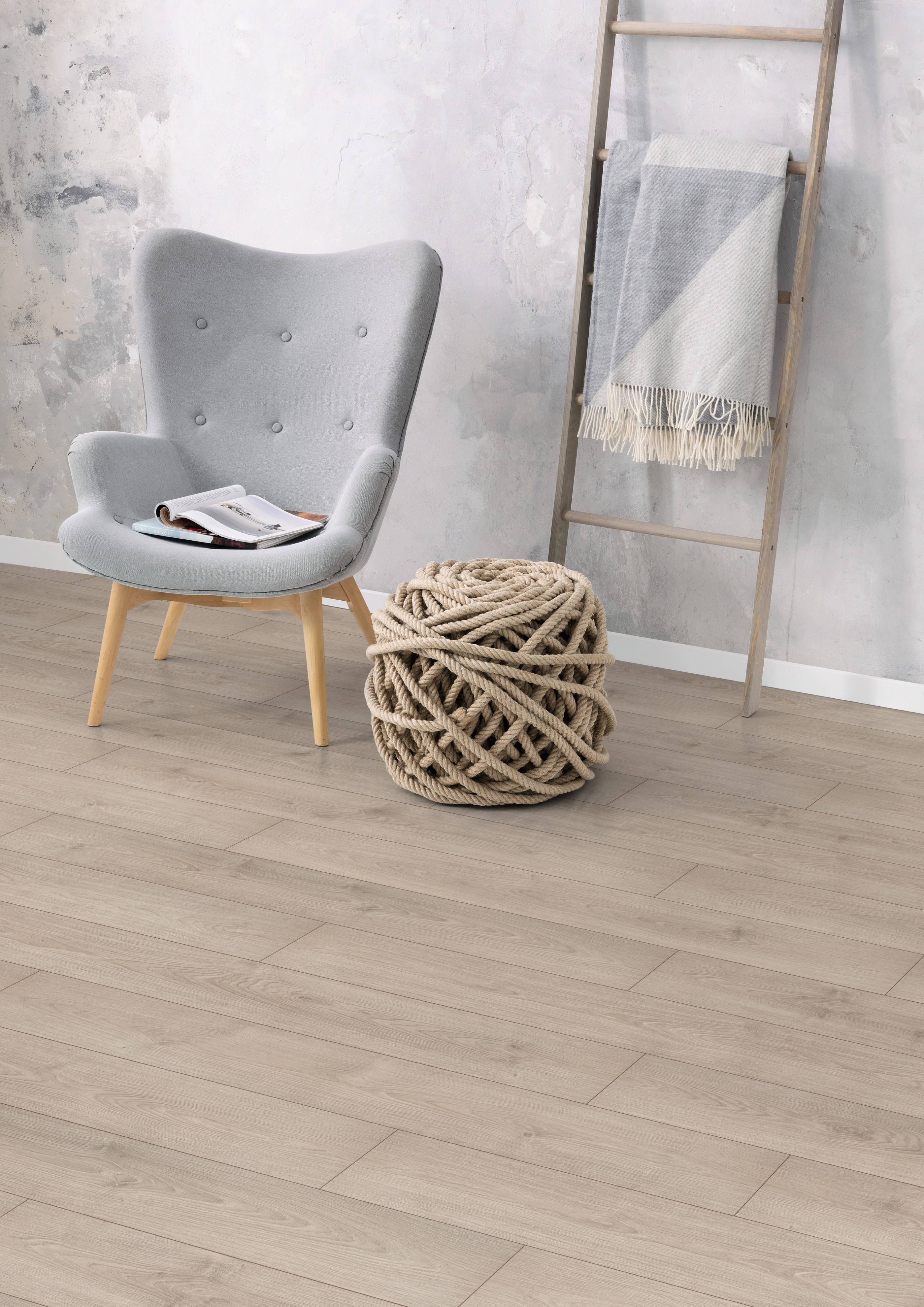 Ламинат Egger Pro Classic 8/32 Aqua+ Дуб Норд светлый EPL080 1292×193×8 фото в интерьере