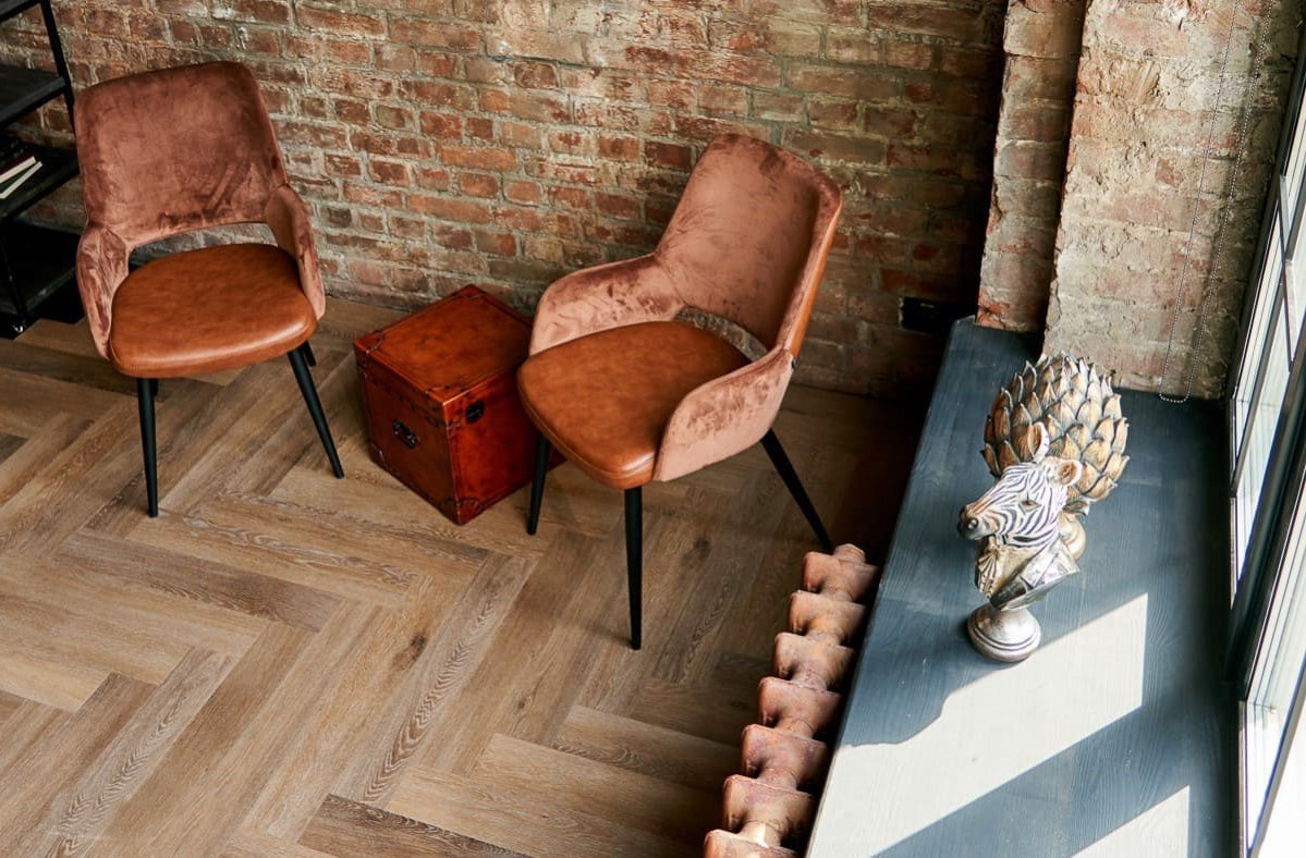 Кварцвиниловый SPC ламинат Vinilam Parquet Herringbone Венецианский Паркет IS11199 венгерская елка 720×120×6,5 фото в интерьере