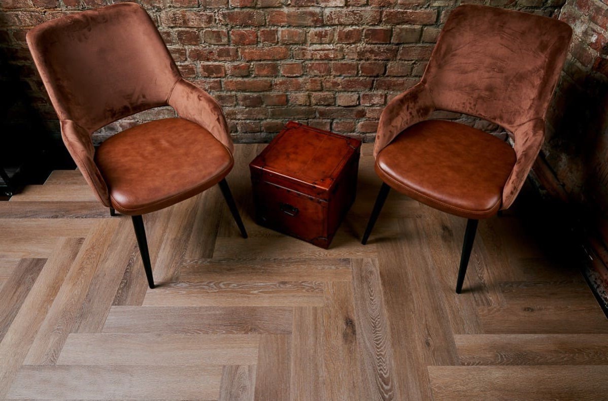 Кварцвиниловый SPC ламинат Vinilam Parquet Herringbone Венецианский Паркет IS11199 венгерская елка 720×120×6,5 фото в интерьере