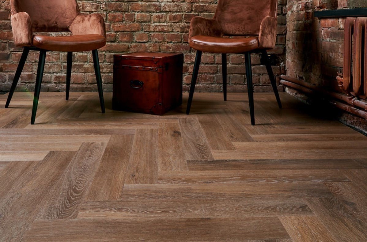 Кварцвиниловый SPC ламинат Vinilam Parquet Herringbone Венецианский Паркет IS11199 венгерская елка 720×120×6,5 фото в интерьере