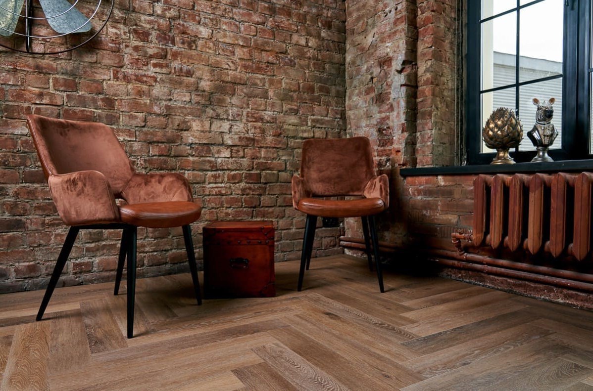 Кварцвиниловый SPC ламинат Vinilam Parquet Herringbone Венецианский Паркет IS11199 венгерская елка 720×120×6,5 фото в интерьере