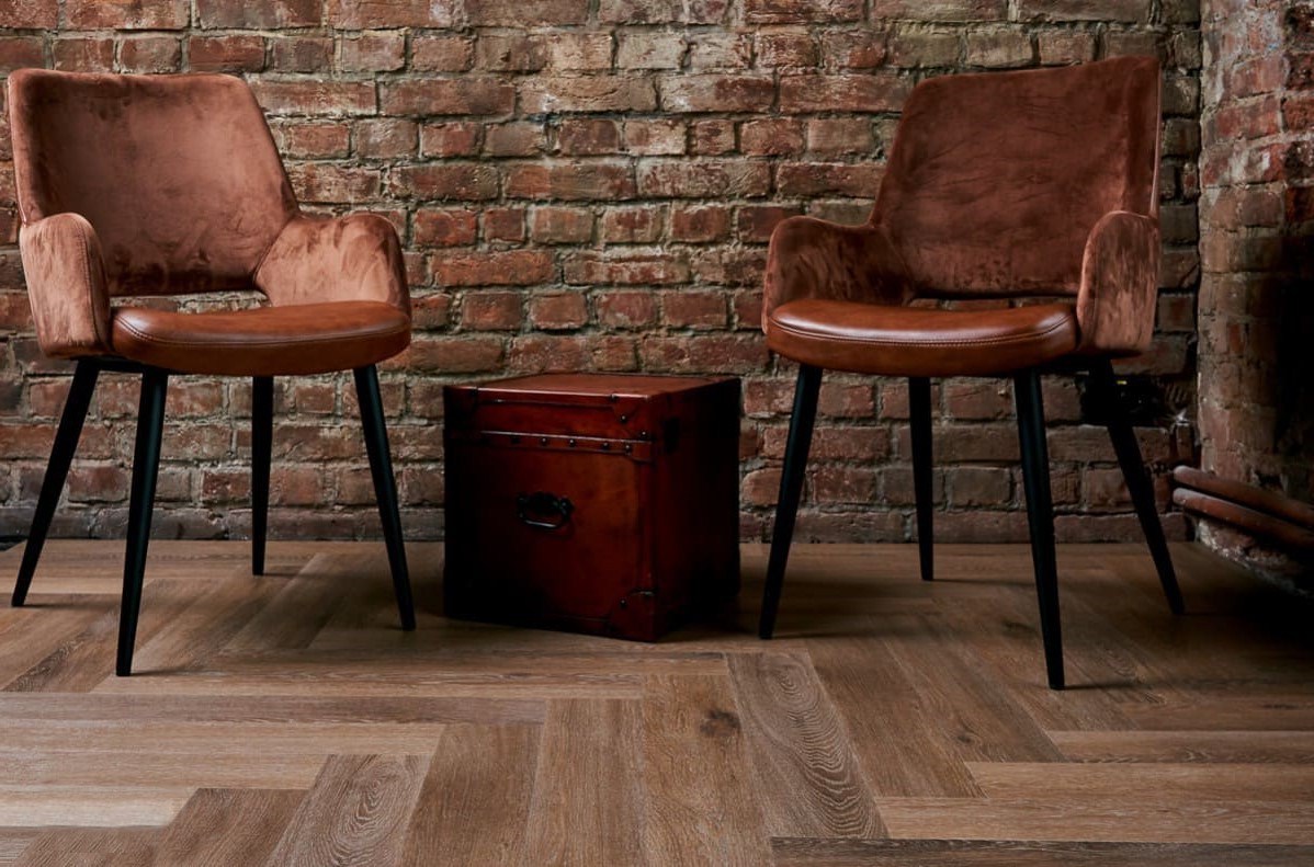 Кварцвиниловый SPC ламинат Vinilam Parquet Herringbone Венецианский Паркет IS11199 венгерская елка 720×120×6,5 фото в интерьере