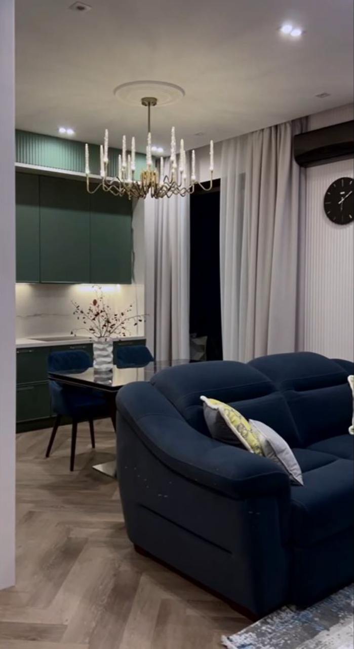 Кварцвиниловый SPC ламинат Vinilam Parquet Herringbone Венецианский Паркет IS11199 венгерская елка 720×120×6,5 фото в интерьере