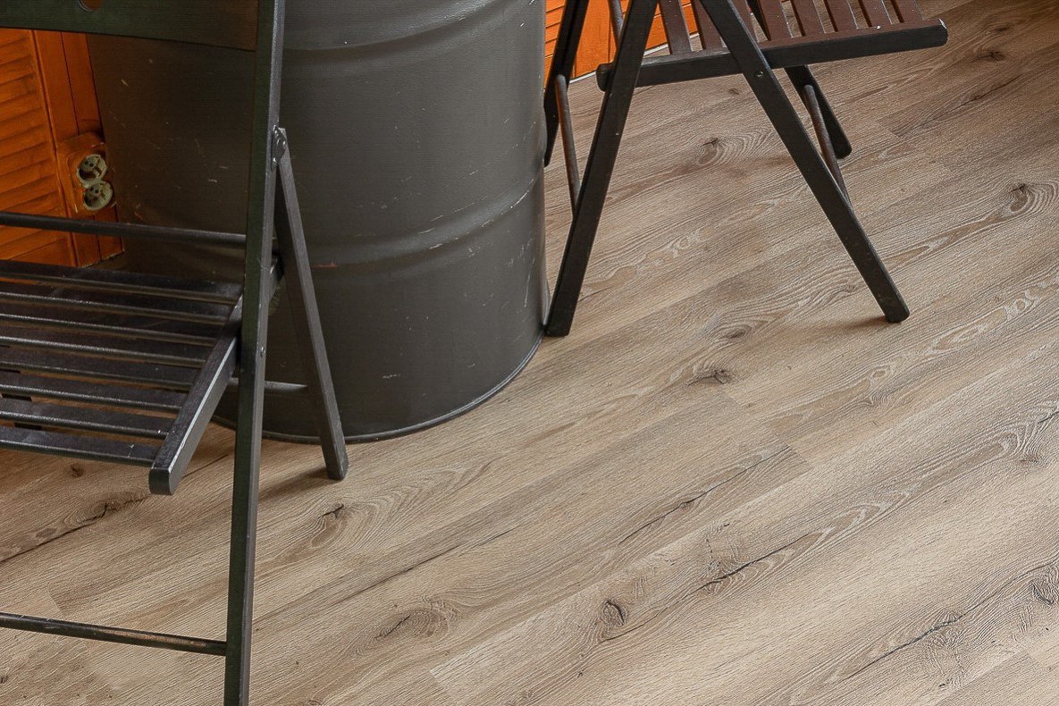 Кварцвиниловая плитка Vinilam замковая Click Дуб Дамп 8838-EIR 1220×181×3,7 фото в интерьере