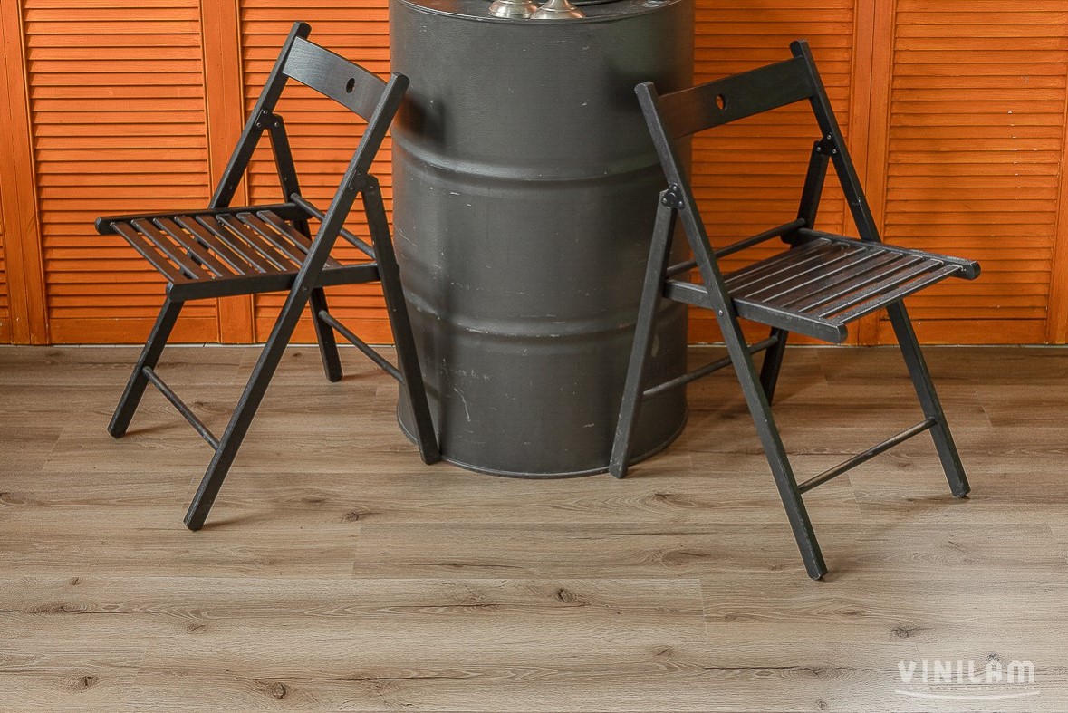 Кварцвиниловая плитка Vinilam клеевая Glue Дуб Дамп 8838-EIR 1228×188×2,5 фото в интерьере