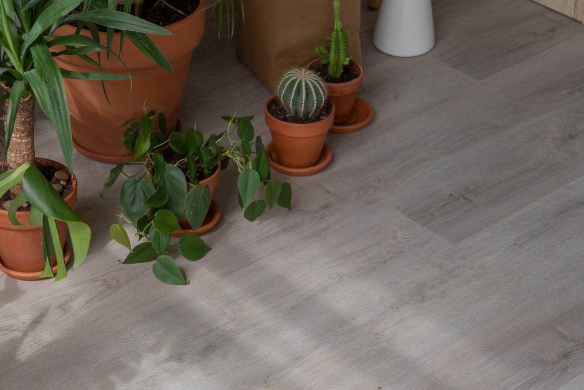 Кварцвиниловая плитка Vinilam замковая Click Дуб Ален 20468-EIR 1220×181×3,7 фото в интерьере