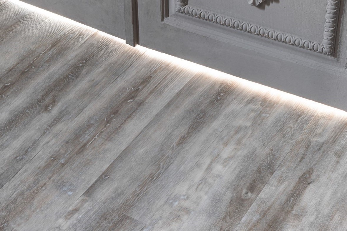 Кварцвиниловая плитка Vinilam замковая Click Дуб Байер 511001 1220×181×3,7 фото в интерьере