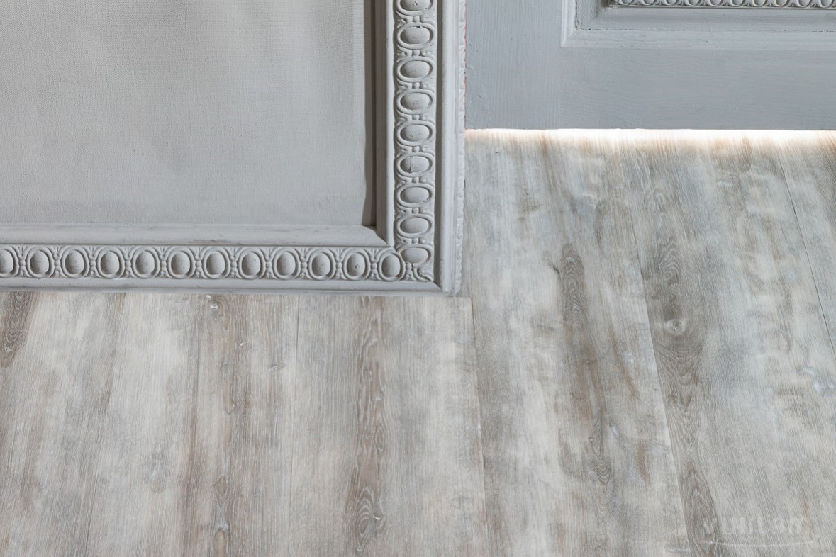 Кварцвиниловая плитка Vinilam замковая Click Дуб Байер 511001 1220×181×3,7 фото в интерьере