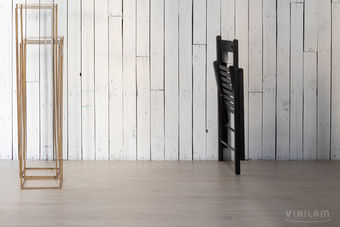 Кварцвиниловая плитка Vinilam замковая Click Дуб Бремен 2541 1220×181×3,7 фото в интерьере