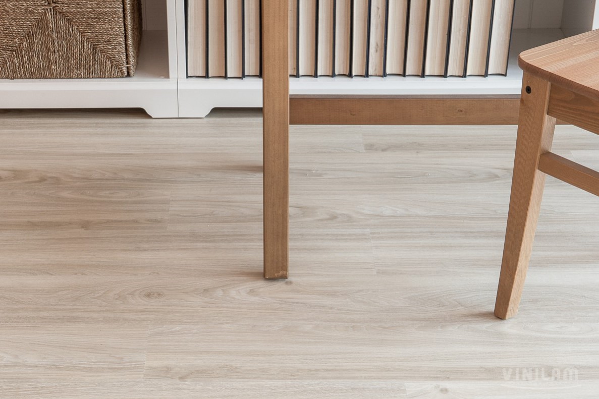 Кварцвиниловая плитка Vinilam замковая Click Дуб Бург 11003 1220×181×3,7 фото в интерьере