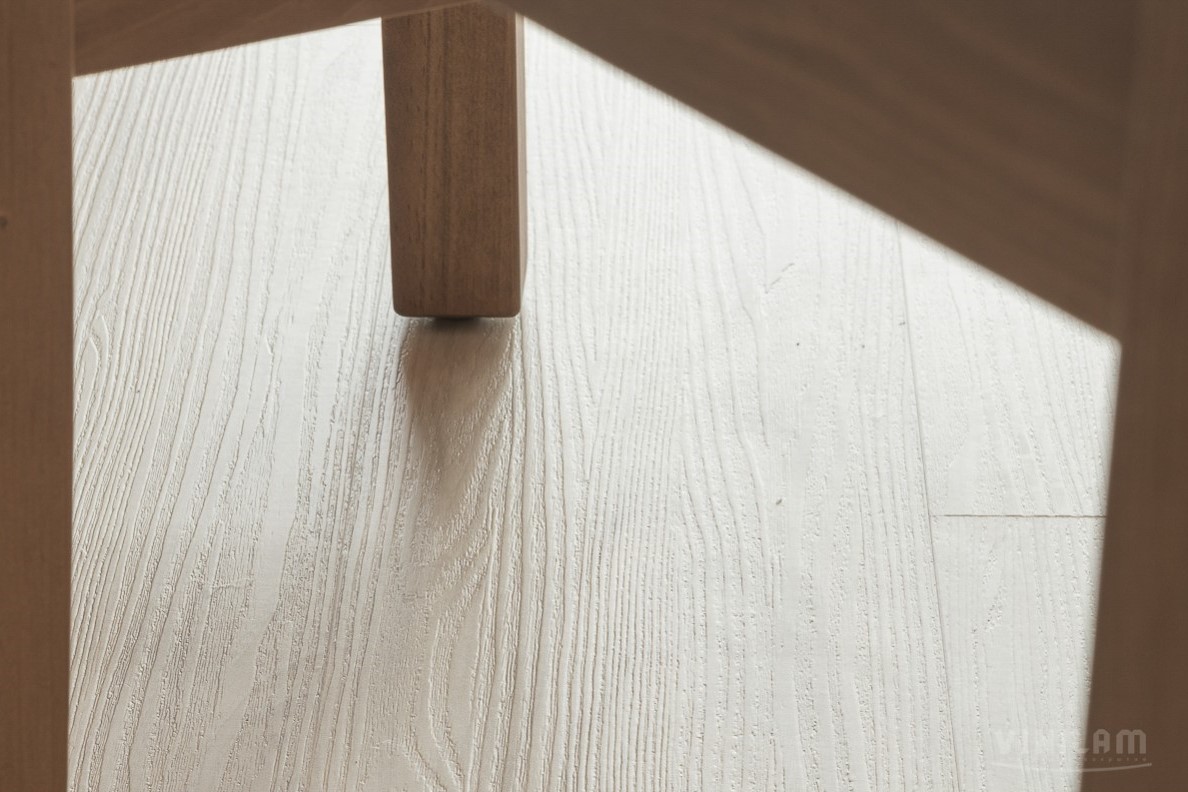 Кварцвиниловая плитка Vinilam замковая Click Дуб Бург 11003 1220×181×3,7 фото в интерьере