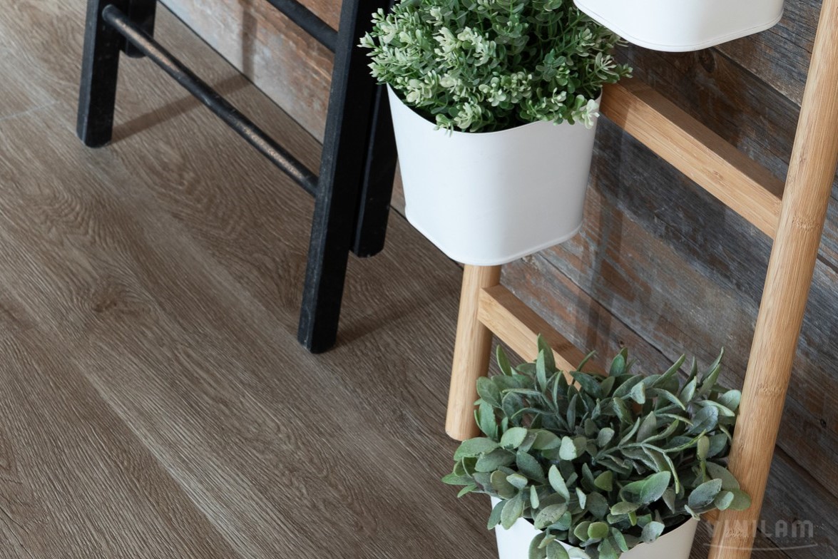 Кварцвиниловая плитка Vinilam замковая Click Дуб Ваймар 14609 1220×181×3,7 фото в интерьере