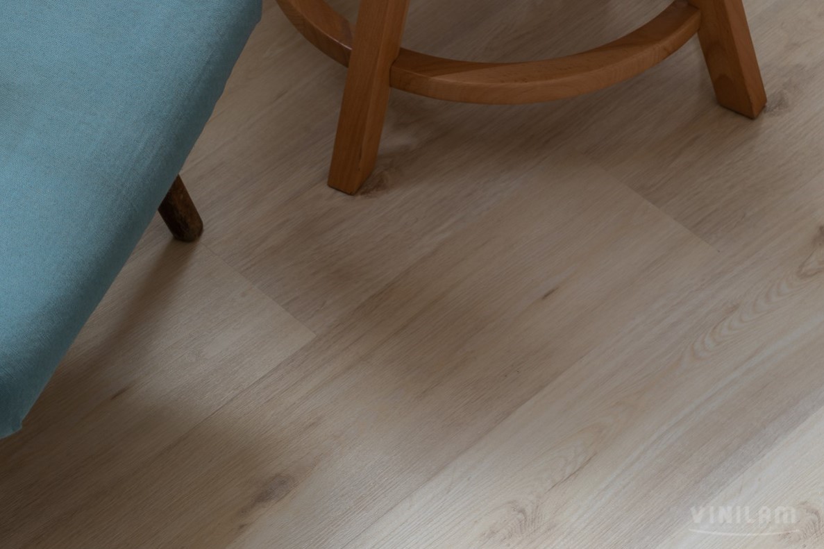 Кварцвиниловая плитка Vinilam замковая Click Дуб Реген 44650 1220×181×3,7 фото в интерьере